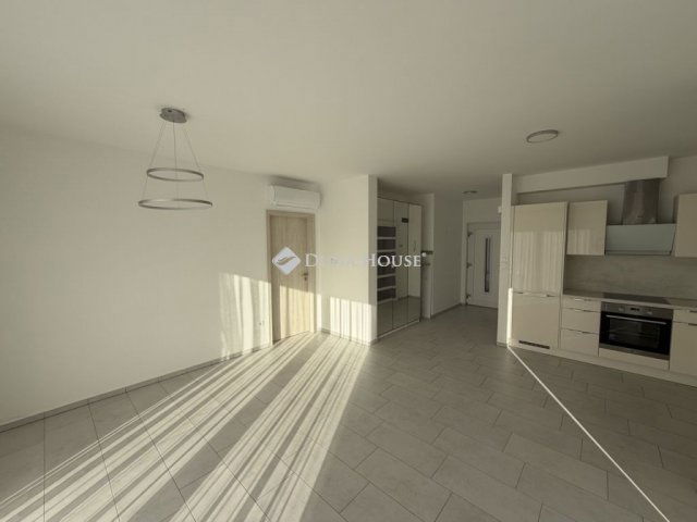 Eladó téglalakás, Vácon 99.5 M Ft, 2+2 szobás