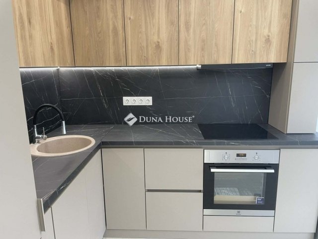 Eladó panellakás, Pécsett 59.9 M Ft, 3 szobás