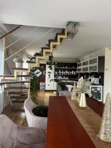 Eladó családi ház, Pécsett 250 M Ft, 4 szobás