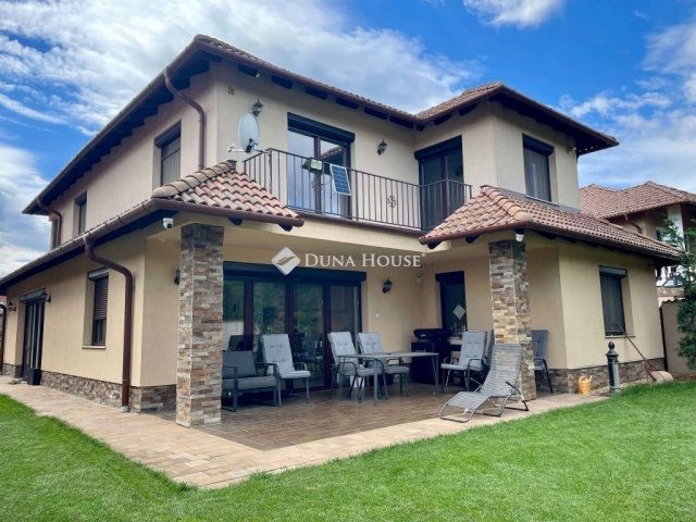 Eladó családi ház, Csömörön 299.9 M Ft, 7 szobás