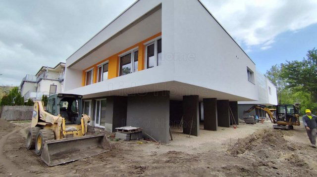 Eladó téglalakás, Zamárdiban 109.99 M Ft, 8 szobás