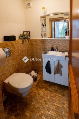 Eladó családi ház, Pécsett 460 M Ft, 8 szobás