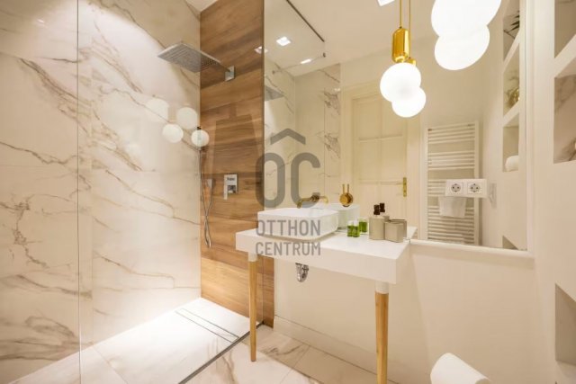 Eladó téglalakás, Budapesten, V. kerületben, Október 6. utcában