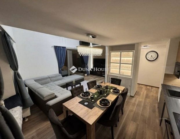 Eladó téglalakás, Esztergomban 125 M Ft, 5 szobás