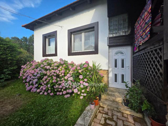 Eladó családi ház, Farkasgyepűn 121.9 M Ft, 3 szobás