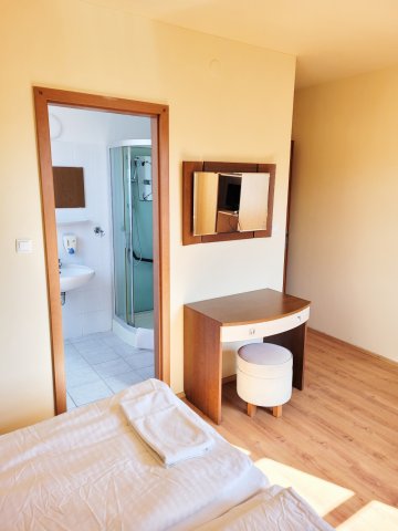 Eladó hotel, Kisnémediben 110 M Ft, 11 szobás