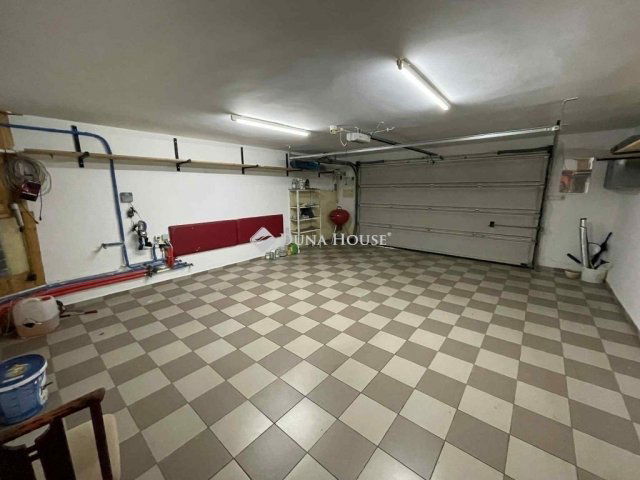 Eladó családi ház, Sárváron 199 M Ft, 9 szobás