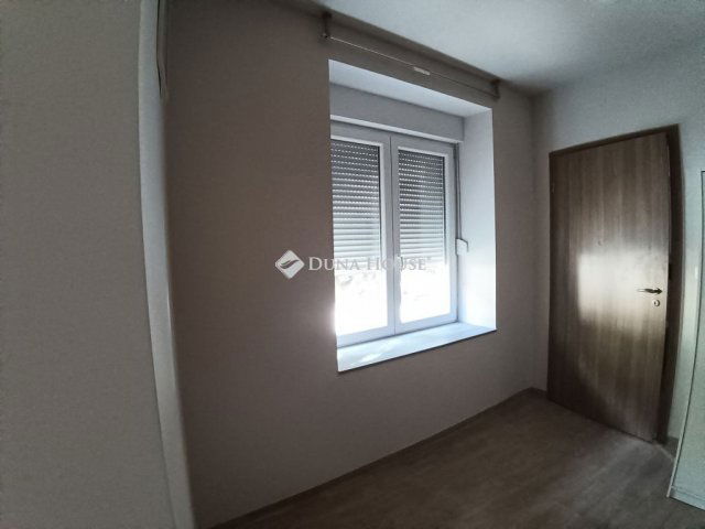 Eladó téglalakás, Cegléden 24.9 M Ft, 3 szobás