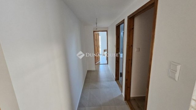 Eladó családi ház, Siófokon 259.9 M Ft, 9 szobás