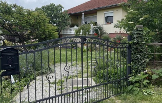Eladó családi ház, Pécsett 113 M Ft, 5 szobás
