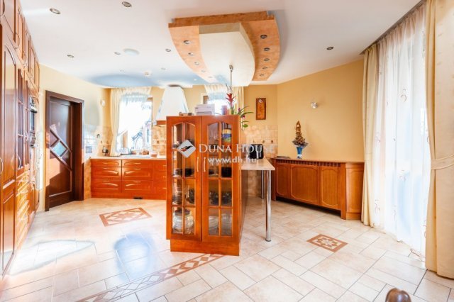 Eladó családi ház, Kistarcsán 329 M Ft, 5 szobás