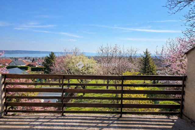 Eladó nyaraló, Balatonalmádiban 58.9 M Ft, 4 szobás