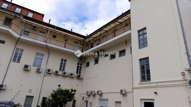 Eladó téglalakás, Mohácson 78.499 M Ft, 5 szobás