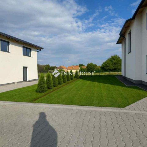 Eladó ikerház, Vecsésen 129.9 M Ft, 6 szobás