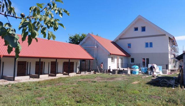 Eladó családi ház, Besnyőn 199 M Ft, 10+3 szobás