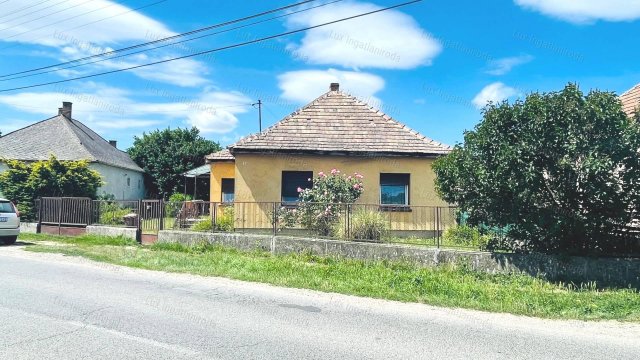 Eladó családi ház, Ácson 39 M Ft, 2 szobás