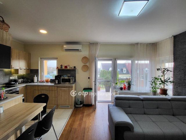 Eladó téglalakás, Siófokon 79.9 M Ft, 4 szobás