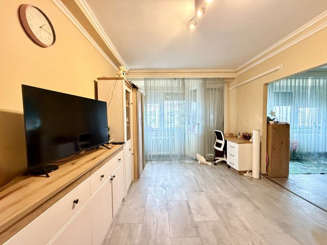 Eladó panellakás, Pécsett, Esztergár Lajos utcában 63.5 M Ft