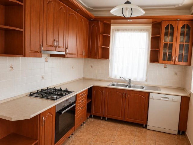 Kiadó családi ház, albérlet, Komáromban 250 E Ft / hó