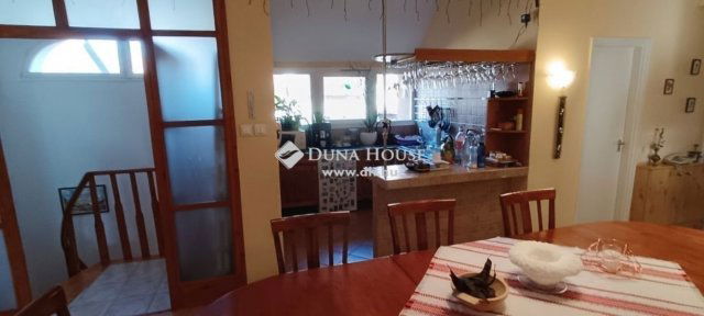 Eladó családi ház, Szentendrén 339 M Ft, 10 szobás
