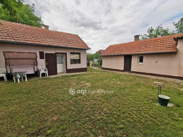 Eladó családi ház, Törtelen 11 M Ft, 2 szobás