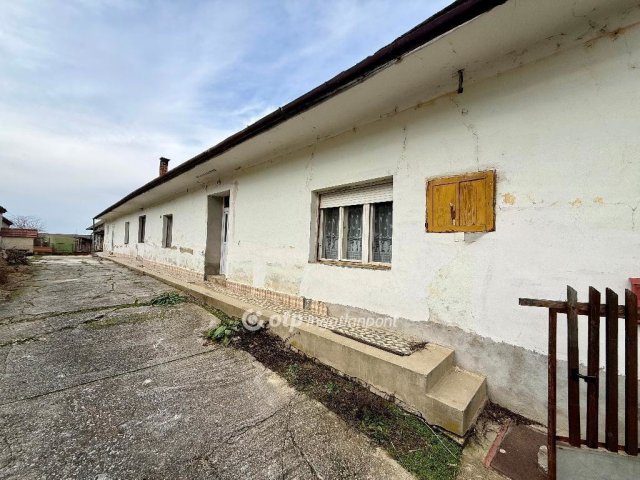 Eladó családi ház, Újpetrén 22 M Ft, 5 szobás
