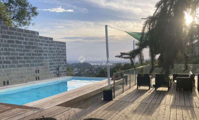 Eladó családi ház, Pécsett 349 M Ft, 5 szobás