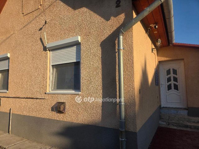 Eladó családi ház, Tiszapüspökin 24 M Ft, 2 szobás