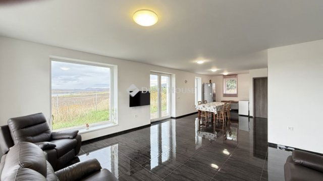 Eladó családi ház, Egerszalókon 260 M Ft, 6 szobás