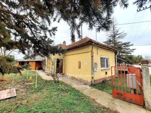 Eladó családi ház, Tiszakécskén 24.99 M Ft, 3+2 szobás