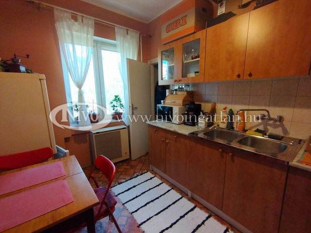 Eladó téglalakás, Veszprémben 42.8 M Ft, 1 szobás
