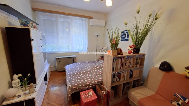 Kiadó téglalakás, albérlet, Pécsett 140 E Ft / hó, 1 szobás