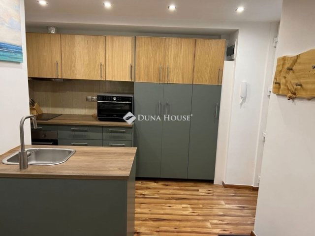 Eladó téglalakás, Budapesten, VI. kerületben 98 M Ft, 3 szobás