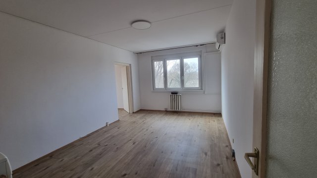 Eladó panellakás, Szegeden 64.5 M Ft, 2+1 szobás