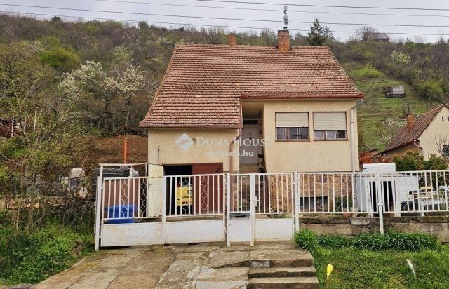Eladó családi ház, Pécsett 59.5 M Ft, 3 szobás