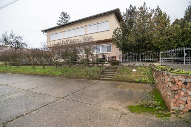 Eladó családi ház, Tolnanémedin 115 M Ft, 12 szobás