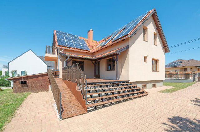 Eladó családi ház, Nemesvámoson 189 M Ft, 4+3 szobás