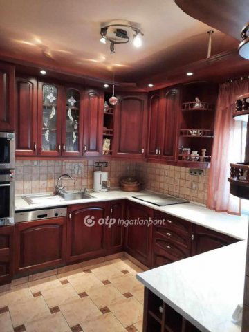 Eladó családi ház, Vonyarcvashegyen 145 M Ft, 7+1 szobás