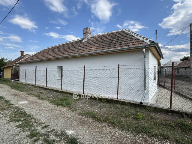 Eladó családi ház, Poroszlón 37 M Ft, 2 szobás