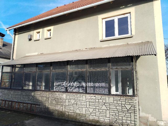 Eladó családi ház, Dunaújvárosban 81 M Ft, 7+1 szobás