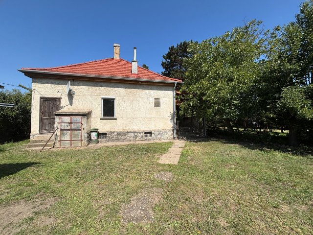 Eladó családi ház, Komáromban 65 M Ft, 2 szobás