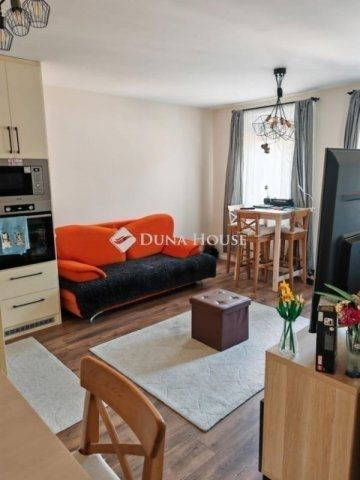 Eladó téglalakás, Szegeden 96 M Ft, 2+2 szobás