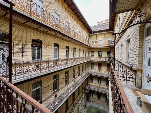 Eladó téglalakás, Budapesten, VI. kerületben 74.9 M Ft, 2 szobás