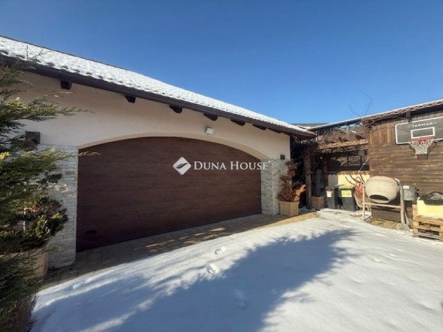 Eladó családi ház, Nagytarcsán 200 M Ft, 4 szobás