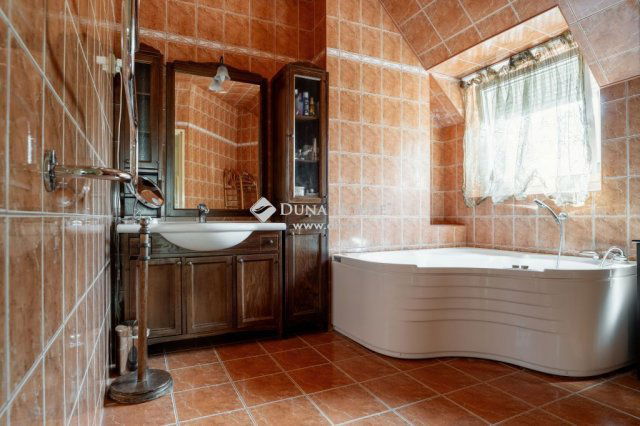 Eladó családi ház, Debrecenben 365 M Ft, 5 szobás