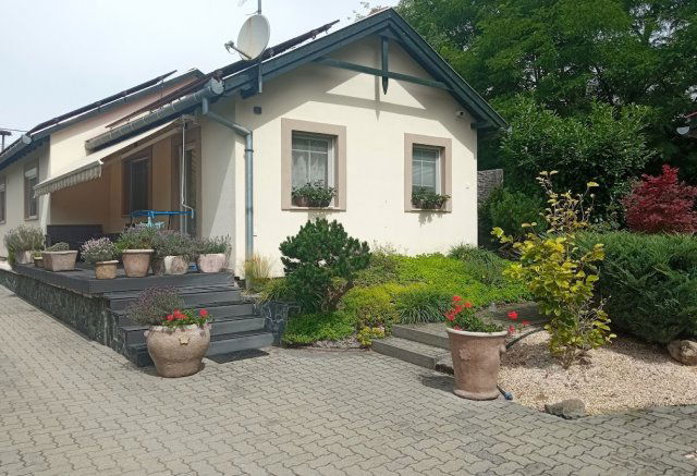 Eladó családi ház, Pócsmegyeren 119.999 M Ft, 4+1 szobás