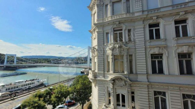 Eladó téglalakás, Budapesten, V. kerületben, Belgrád rakparton