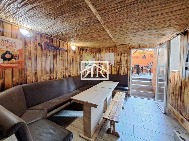 Eladó üzlethelyiség, Szegeden 0.3 M Ft, 2 szobás