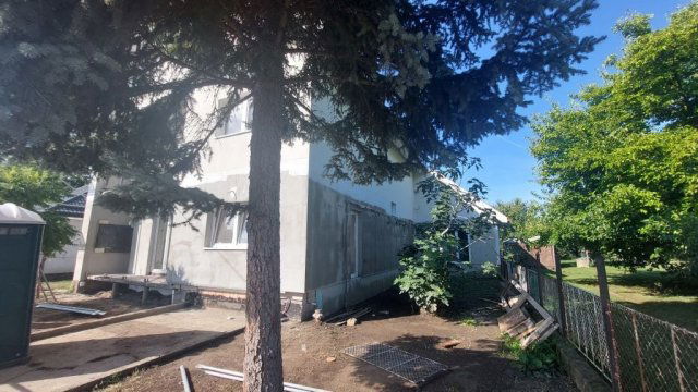 Eladó családi ház, Besnyőn 199 M Ft, 10+3 szobás