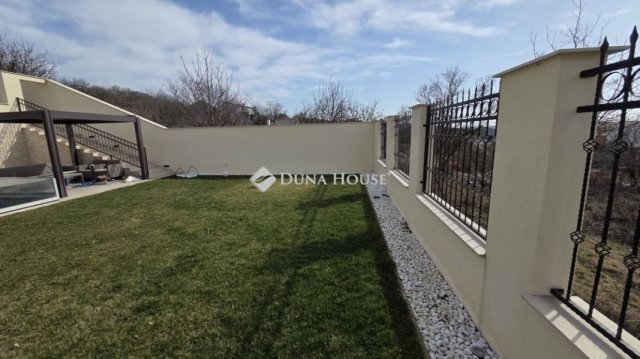 Eladó családi ház, Vácon 295 M Ft, 5 szobás